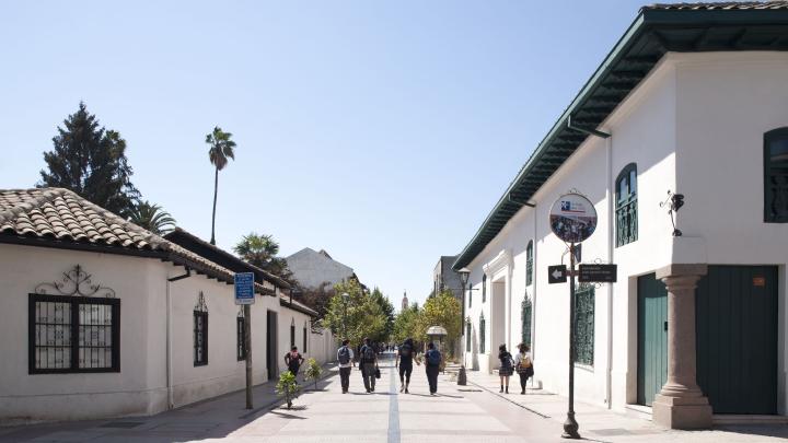 Fotografía panorámica de dos inmuebles de arquitectura tradicional chilena-. 