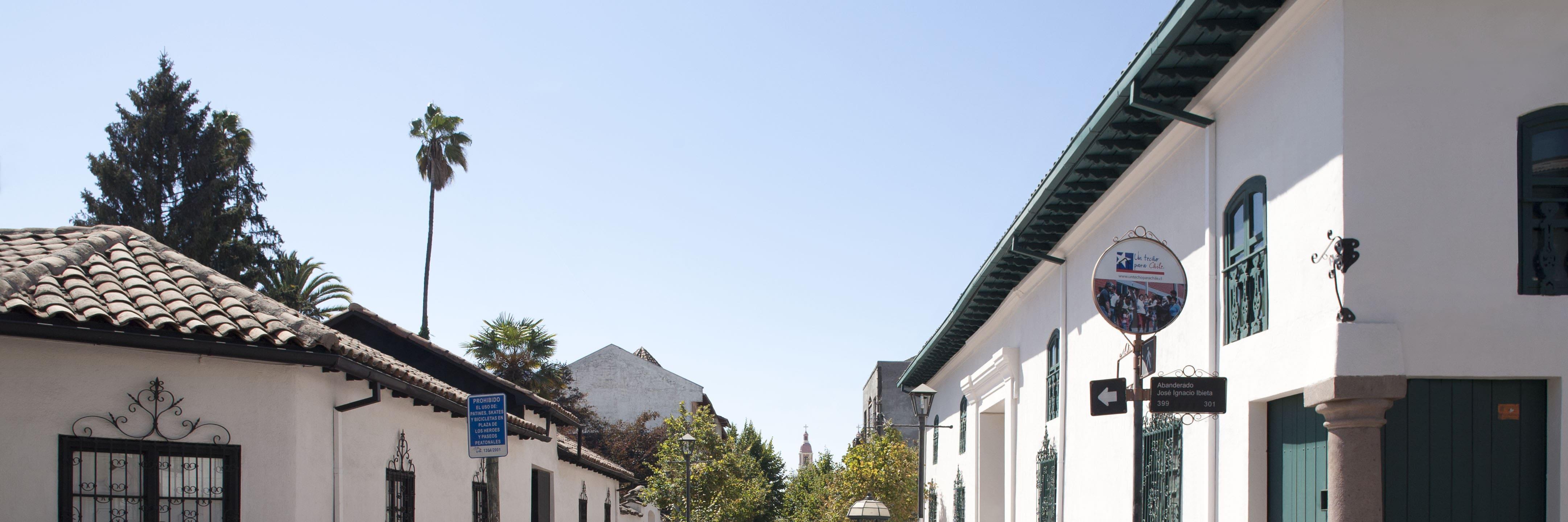 Fotografía panorámica de dos inmuebles de arquitectura tradicional chilena-. 